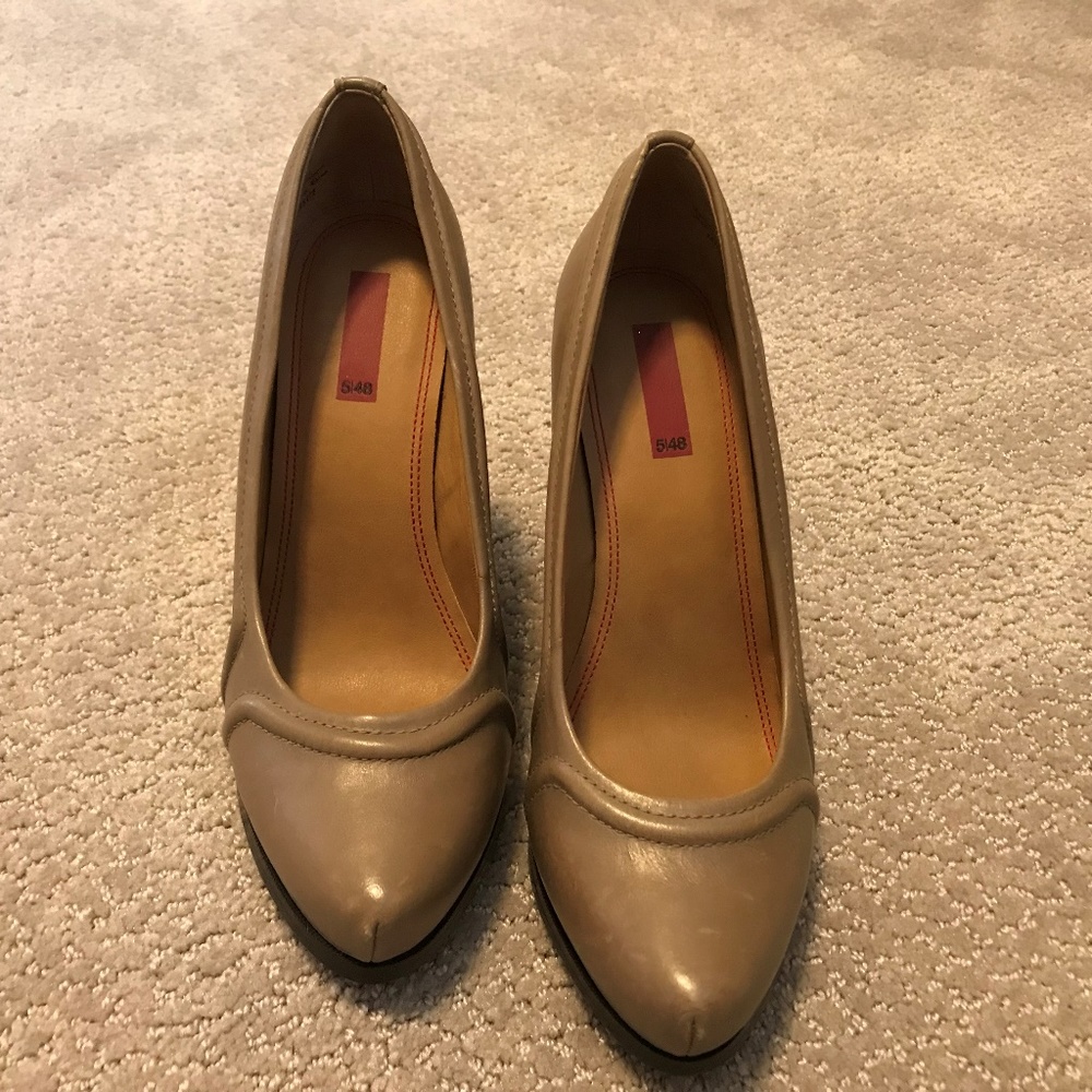 5/48 PL-Melo Taupe Wedge Saks Fifth Ave Sz 8.5